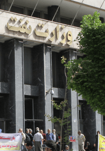 تجمع بازنشستگان پالایشگاه نفت ایران در مقابل وزارت نفت