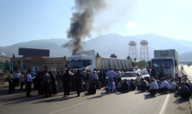 کارگران معترض شرکت کاشی گیلانا با آتش زدن لاستیک جاده رشت‌ـ‌قزوین را بستند 