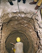 برق، جان کارگری را در عمق ۱۳متری زمین گرفت